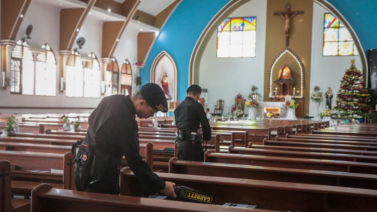 FOTO: Pengamanan Gereja di Berbagai Daerah Jelang Natal