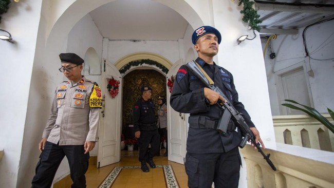 FOTO: Pengamanan Gereja di Berbagai Daerah Jelang Natal