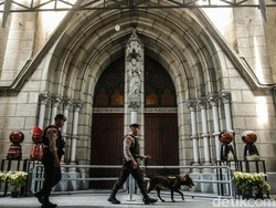Video Anjing K9 Sterilisasi Gereja Katedral Jelang Misa Malam Natal