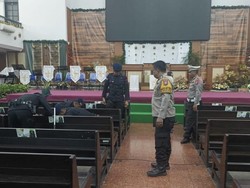 Tim Jibom Sterilisasi Gereja di Surabaya Jelang Natal 2024