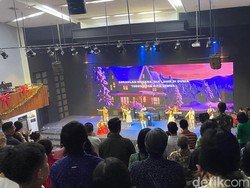 Khidmat Misa Malam Natal di Gereja Semarang, Muda-mudi Lintas Agama Ikut Hadir