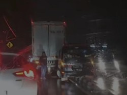 Jalan Gelap Minim Penerangan, Mobil Pelat B Nyangkut di Pembatas Jalan Wates