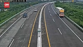 VIDEO: CCTV Detik-detik Truk Mundur Kecelakaan Tol Pandaan-Malang