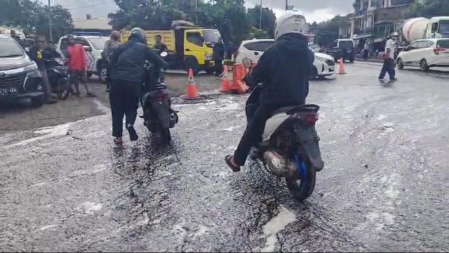 sebanyak 104 orang mengalami luka-luka akibat cairan kimia nan tumpah dari sebuah truk di sepanjang Jalan Purwakarta-Padalarang, Kabupaten Bandung Barat.