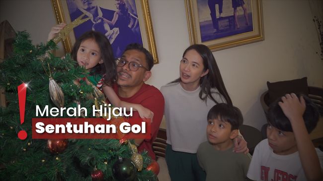 Serunya Verlita Evelyn Hias Pohon Natal dan Tukar Kado Bareng Anak-anak