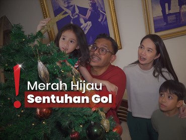 img-title Serunya Verlita Evelyn Hias Pohon Natal dan Tukar Kado Bareng Anak-anak