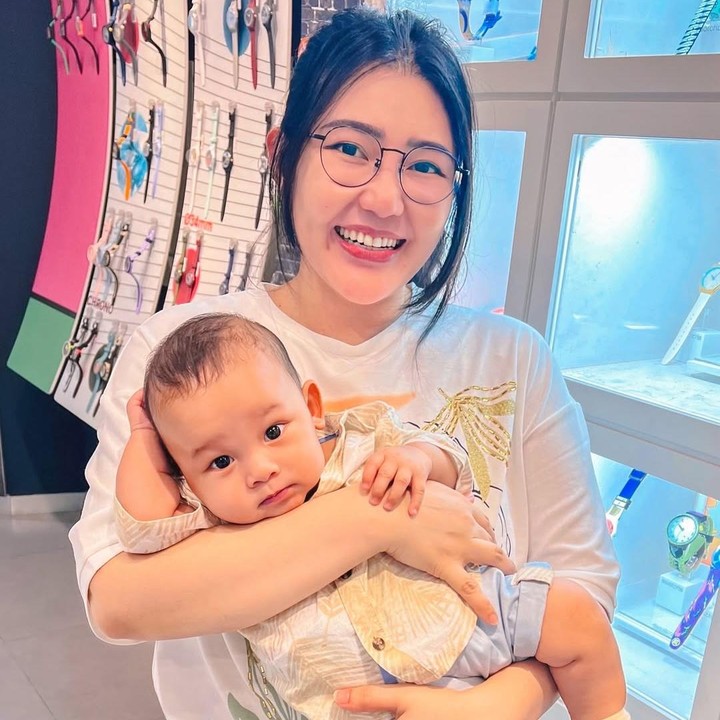 <p>Tepat di tanggal cantik 7 Juli 2024 atau 7.7.24, penyanyu dangdut Via Vallen melahirkan anak pertama laki-laki yang diberi nama Muhammad Raiden Agham Radia Al Arifin atau dipanggil Agham. Tak hanya tanggal yang cantik, baby Agham lahir di jam yang juga cantik, yakni jam 7.17 WIB. (Foto: Instagram @viavallen)</p>