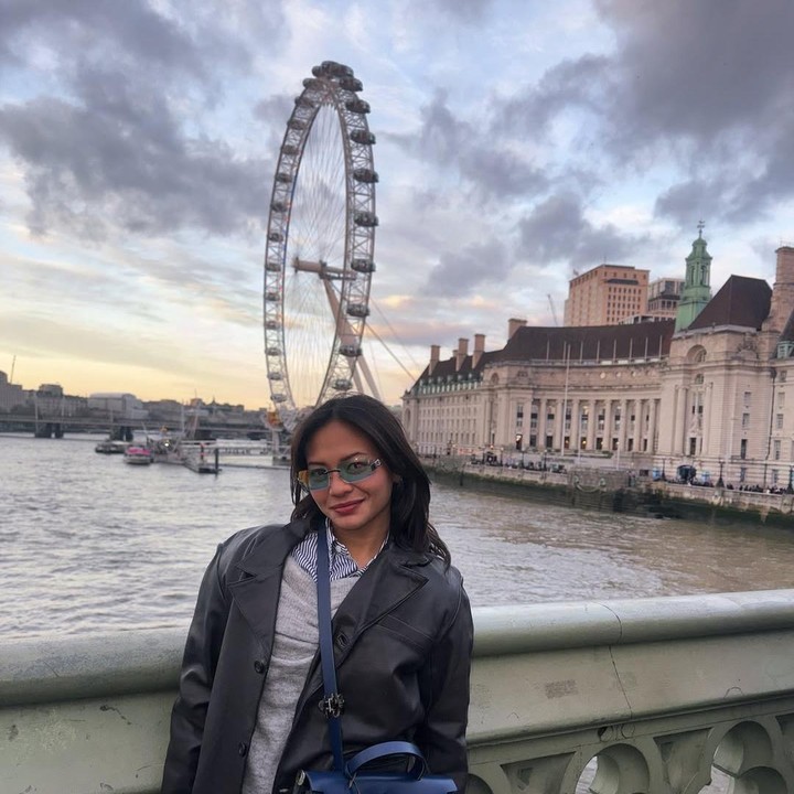 <p>Namun, ternyata perjalanannya ke Inggris kali ini tak hanya sekadar liburan. Amel dan keluarga diketahui juga menghadiri acara wisuda S2 kakak perempuannya, Lintang Aqmarina. (Foto: Instagram@amelcarla)</p>