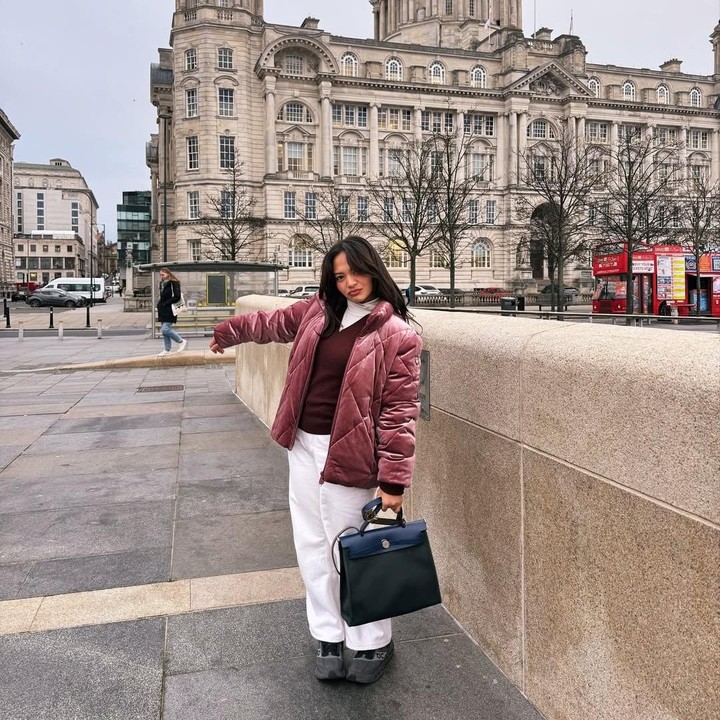 <p>Lantaran di Inggris tengah musim dingin, Amel selalu mengenakan baju hangat. Ia pun memadukan jaket tebal berwarna <em>mauve</em> dengan celana putih saat mengunjungi kota Liverpool. "Kemaren ada yang DM, Liverpool dingin banget karena lagi di puncak klasemen?" tulis Amel, dikutip dari laman <em>Instagram@amelcarla,</em> Rabu (25/12/2024). (Foto: Instagram@amelcarla)</p>