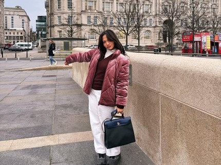 5 Potret OOTD Amel Carla Liburan Sekaligus Hadiri Wisuda S2 Kakak Perempuan di Inggris