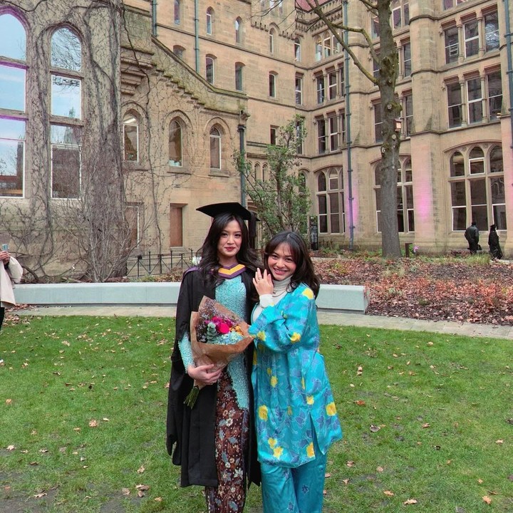 <p>Momen itu dibagikan langsung oleh Amel saat menemani sang kakak wisuda di University of Manchester. "congGRADsszzzzzahhhh <em>@lintangawmarina,</em>" tulis Amel. (Foto: Instagram@amelcarla)</p>