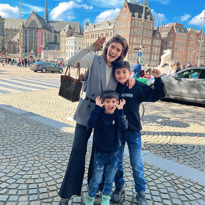 <p>Misalnya saja, seperti potret yang satu ini saat Carissa dan anak-anaknya liburan ke Belanda. Tak sedikit netizen yang kagum melihat ketampanan anak-anak Carissa. "Anaknya ganteng-ganteng banget, saya suka lihat alisnya," tulis akun @<em>mamahna_i****.</em> "Anaknya ganteng-ganteng sekali," tulis akun <em>@nova_zyu_ruma****</em> (Foto: Instagram@carissa_puteri)</p>