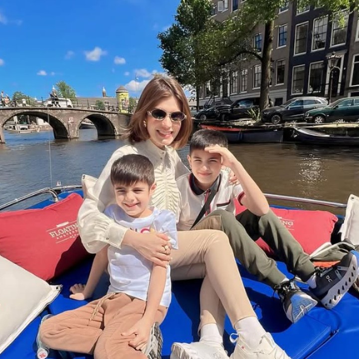 <p>Kedua putra Carissa yang telah tumbuh besar ini selalu sukses menjadi sorotan lewat parasnya yang tampan. Bahkan, tak jarang <em>postingan</em> Carissa bersama anak-anaknya dibanjiri pujian netizen. (Foto: Instagram@carissa_puteri)</p>