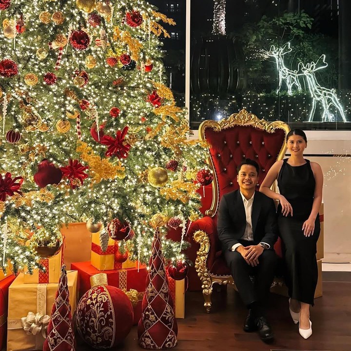 <p>Perayaan Natal tahun ini tampaknya memberikan suasana yang beda dan cukup spesial bagi Anthony Sinisuka Ginting. Pemain bulu tangkis yang baru menikah pada Oktober lalu ini merayakan Natal pertamanya dengan sang istri, Mitzi Abigail. Keduanya tampak serasi mengenakan pakaian berwarna hitam, ya, Bunda. (Foto: Instagram@sinisukanthony)</p>