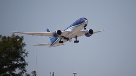 Pesawat Penumpang Azerbaijan Airlines Jatuh di Kazakhstan