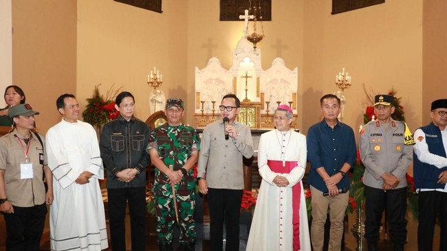 Wamendagri Bima Arya Sugiarto memastikan seremoni ibadah Natal 224 melangkah kondusif dan tenteram saat meninjau dua gereja di Bandung.