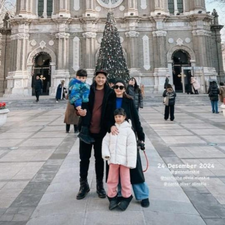 <p>Pasangan artis Chelsea Olivia dan Glenn Alinskie merayakan Natal 2025 dengan liburan ke Beijing bersama kedua anaknya. Bahkan, mereka juga menyempatkan waktu untuk mengunjungi salah satu gereja terkenal di sana, yakni St. Joseph's Chruch. (Foto: Instagram@chelseaolivia)</p>