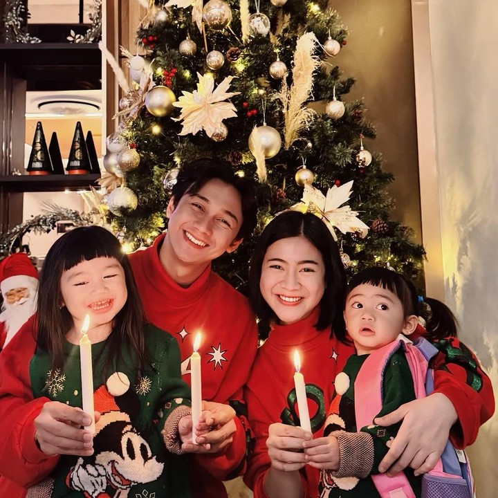 <p>Felicya Angelista dan Hito Caesar juga memperingati Natal bersama kedua putrinya. Mereka merayakannya dengan menyalakan lilin di depan pohon Natal. "Pesan Malam Natal yang selalu teringat adalah untuk kita semua menjadi Terang di tengah kegelapan. Sekecil apapun lilinnya tetap bisa menerangi sekitar," tulis Felicya, dikutip dari laman <em>Instagram@felicyangelista_,</em> Rabu (25/12/2024). (Foto: Instagram@felicyangelista_)</p>