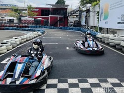Main Balapan Mobil Gokart di Jaksel, Jalan Kaki dari MRT