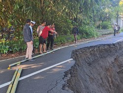 Jalan Ambles di Tampaksiring Putus Jalur Wisata Pejeng Gianyar