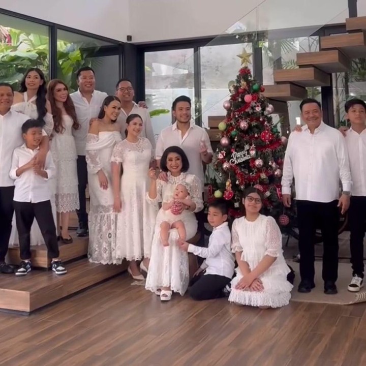 <p>Jessica Milla merayakan Natal 2025 bersama keluarga besarnya di sebuah villa. Pada momen itu, ia dan keluarga tampil kompak mengenakan <em>dresscode</em> berwarna putih. (Foto: Instagram@jscmila)</p>