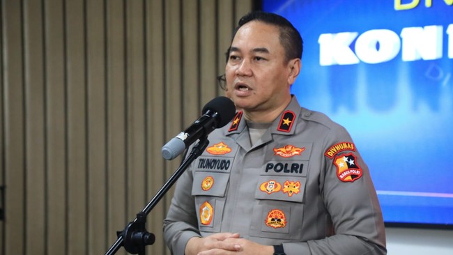 Polri mengungkap Kapolsek Negara Batin Iptu Lusiyanto jadi salah satu korban tewas dalam insiden penggerebekan lokasi judi sabung ayam di Lampung, Senin (17/3).