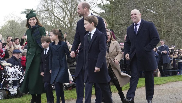 Kate Middleton di Kebaktian Natal 2024 Kate, Princess of Wales with her eldest son Prince George leave after attending the Christmas day service at St Mary Magdalene Church in Sandringham in Norfolk, England, Wednesday, Dec. 25, 2024. (AP Photo/Jon Super)
