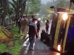 Kecelakaan Horor di Tanjakan Bohong Tasik, Dua Pemotor Terjepit Truk