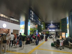 Penumpang Padati Stasiun Gambir di Momen Natal, Pilih Kereta Lantaran Nyaman