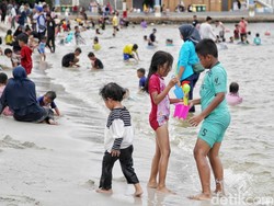 66 Ribu Pengunjung Padati Ancol di Awal Tahun Baru 2025