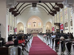 Khidmatnya Ratusan Umat Katolik Ikuti Misa Natal di Gereja Katedral Surabaya