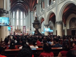 Jemaat Padati Gereja Katedral Jakarta Ikuti Misa Pontifikal