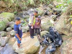 NMax Hancur Terjun ke Sungai Berbatu Trenggalek, 1 Orang Luka Berat