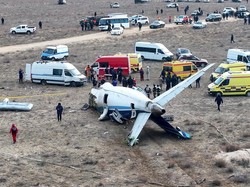 Azerbaijan Airlines Beri Penghormatan Kepada Dua Pilot yang Tewas