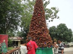 Pesona Pohon Natal dari Sabut Kelapa Berdiri Megah di GKPI Kisaran