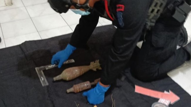 Mortir Aktif 81 MM Ditemukan di Pekarangan Rumah Warga Surabaya Sebuah mortir aktif 81 MM ditemukan di bawah pohon pisang di pekarangan rumah warga, Jalan Siwalankerto, Kota Surabaya.