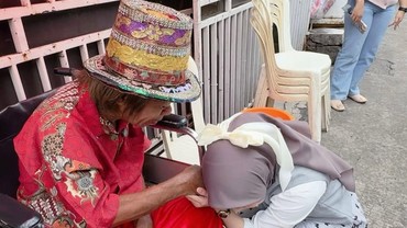 Pak Tarno Menangis Haru Ria Ricis Datang dan Borong Dagangannya