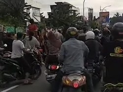 Pengantar Jenazah-Pengendara Ribut di Pettarani Makassar gegara Geber Motor