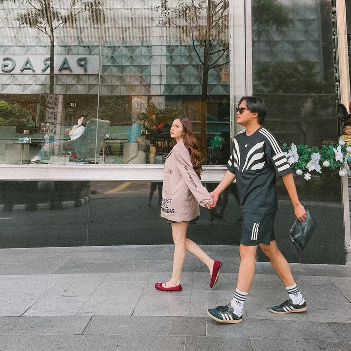 <p>Melalui <em>postingan</em> tersebut, keduanya kerap memperlihatkan sisi romantis. "Bersamamu, kebahagiaan datang dengan mudah, tak perlu susah payah, tak perlu dikejar," tulis Rizky, dikutip dari laman <em>Instagram@rizkyfbian,</em> Rabu (25/12/2024). (Foto: Instagram@rizkyfbian)</p>