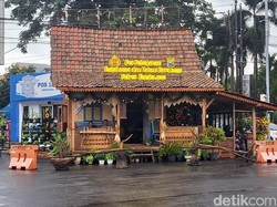 Uniknya Pos Yan Nataru di Bondowoso Berbentuk Rumah Tabing Tongkok