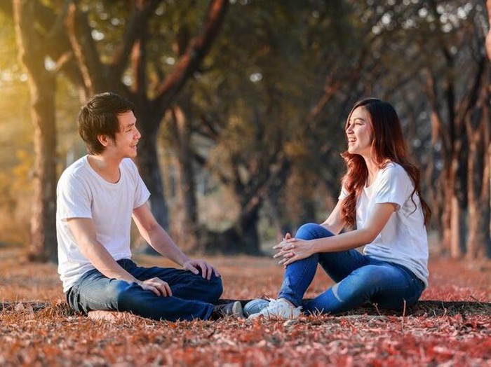 Hubungan yang sehat membutuhkan waktu berkualitas, meski hanya sebentar. Menetapkan jadwal kencan rutin, tidak perlu selalu makan malam romantis, berjalan santai di taman, memasak bersama, atau sekadar berbincang tanpa distraksi sudah cukup berarti.