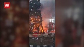 VIDEO: Momen Pohon Natal di Suriah Dibakar