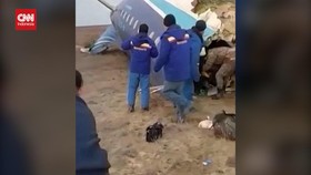 VIDEO: Rekaman Detik-detik Pesawat Azerbaijan Airlines Jatuh