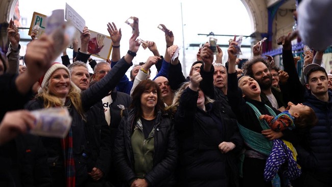 FOTO: Riuh Berebut Daging Murah untuk Natal Lewat Lelang di London