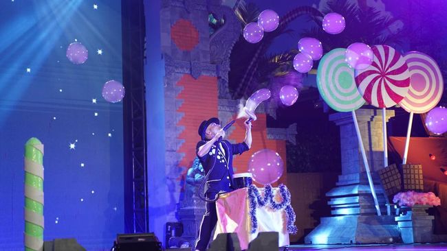 Trans Studio Bali Theme Park menghadirkan pertunjukan istimewa seniman asal Spanyol Jabier Urbina alias "The Lord of The Bubble" selama musim libur akhir tahun.