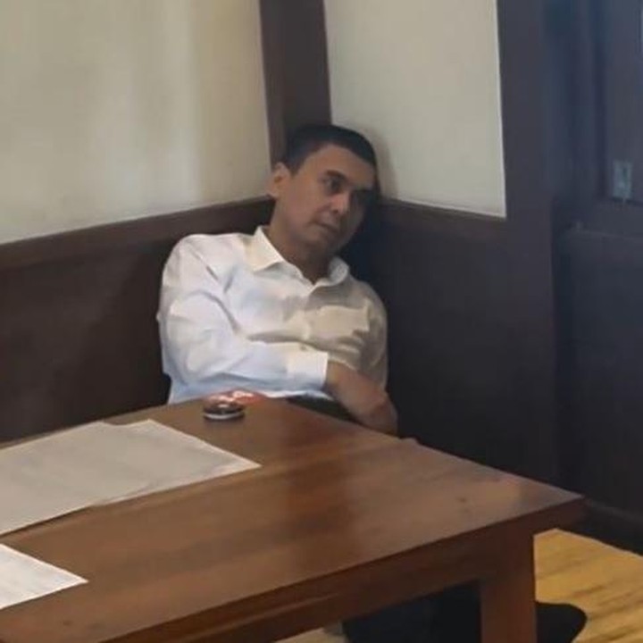 <p>Raditya Dika sebenarnya juga turut ikut dalam liburan keluarganya, Bunda. Tapi foto Raditya bersama dua anaknya tidak diunggah olehnya di media sosial. Pria 39 tahun ini justru membagikan potret saat dirinya duduk dengan wajah kelelahan di pojokan kafe usai menemani dua anaknya main di <em>playground</em>.  "POV melihat seorang bapak abis nemenin anaknya di Playground waktu liburan," tulisnya. (Foto: Instagram @raditya_dika)</p>