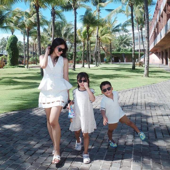 <p>Pasangan artis Anissa Aziza dan Raditya Dika tengah berlibur ke Bali bersama kedua anak mereka, Alinea Ava Nasution dan Aksara Asa Nasution. Anissa membagikan momen <em>quality time</em> spesial ini di media sosial miliknya. (Foto: Instagram @anissaaziza)</p>