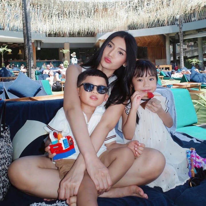 <p>Saat menikmati suasana pinggir pantai, Anissa dan kedua anaknya tak lupa mengenakan <em>outfit</em> yang modis nih. Ketiganya kompak memakai pakaian berwarna serba putih. Anissa dan sang putra Aksara bahkan kompak memakai aksesori kacamata hitam. (Foto: Instagram @anissaaziza)</p>