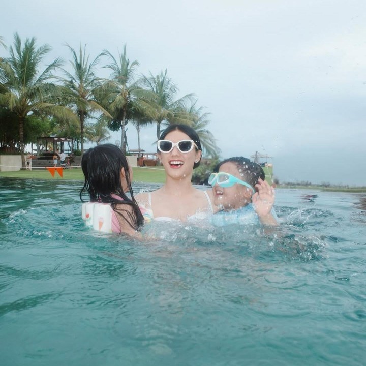 <p>Selain menikmati waktu di pinggir pantai, Anissa dan kedua anaknya juga melakukan aktivitas berenang bareng nih. Bunda dua anak ini tampaknya ingin benar-benar menikmati momen bersama Alinea dan Aksara. (Foto: Instagram @anissaaziza)</p>