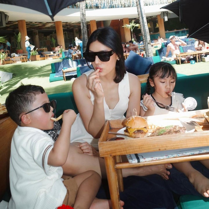<p>Dalam potret yang dibagikan, Anissa dan kedua anaknya tampak menghabiskan waktu menikmati pemandangan laut dari pinggir pantai di Bali. Ketiganya terlihat menikmati momen tersebut, Bunda. (Foto: Instagram @anissaaziza)</p>